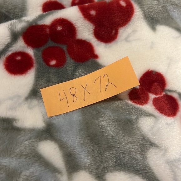 Farmhouse Holiday Soft Fleeced Throe Holly Deco Size 48 X72 - Picture 5 of 8